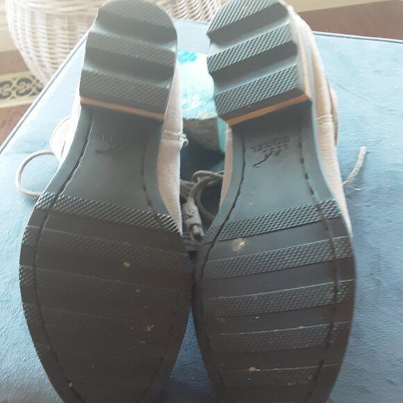 Size 9 1/2 10 ankle boots by Sorel. - Picture 3 of 6